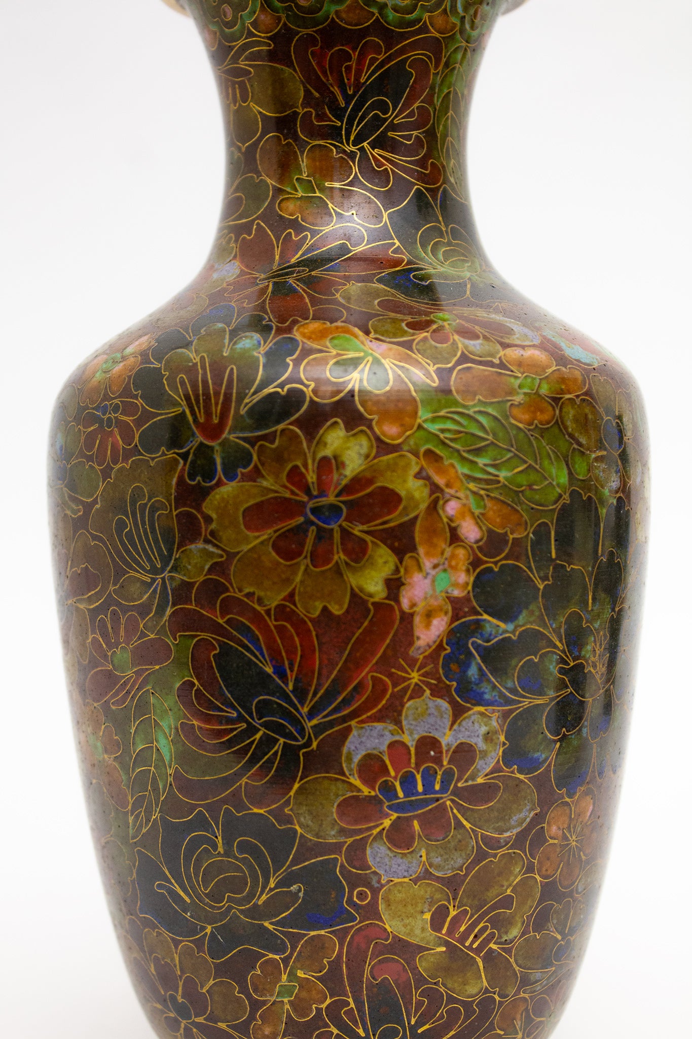 70’s gebloemde cloissoné vaas op houten standaard