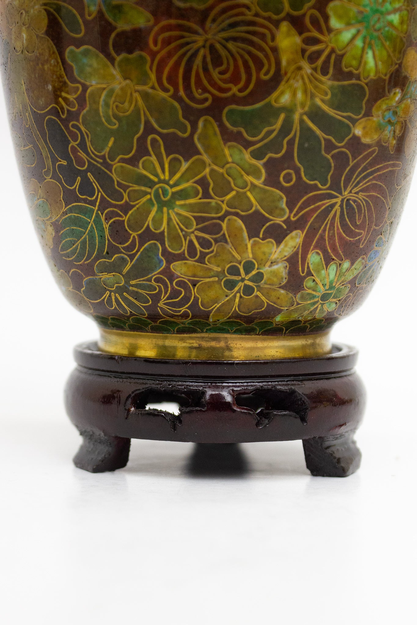 70’s gebloemde cloissoné vaas op houten standaard