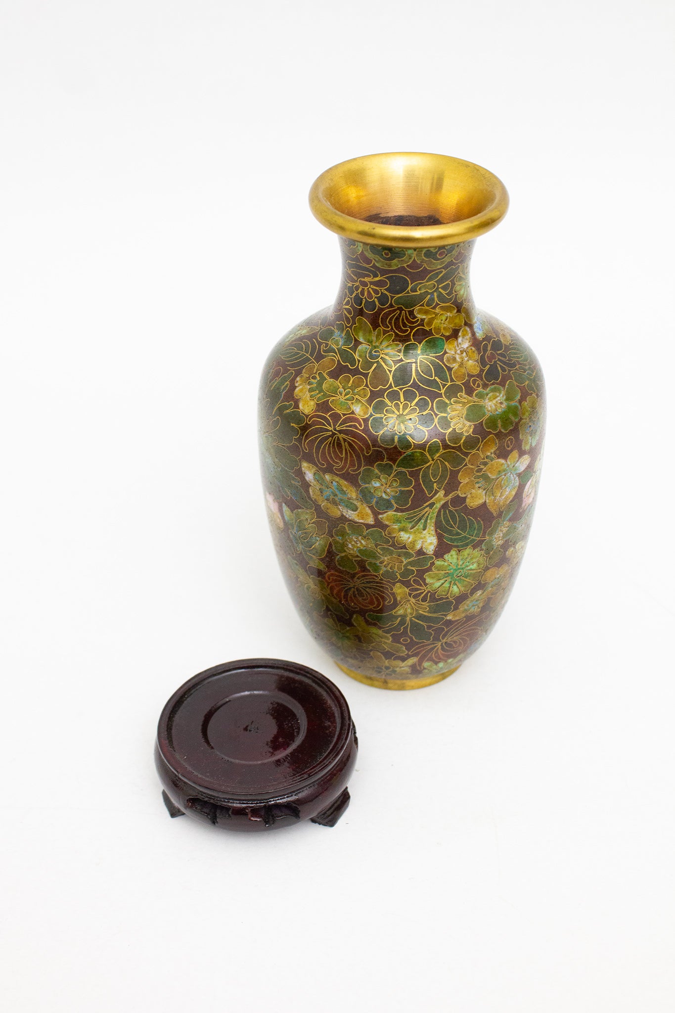 70’s gebloemde cloissoné vaas op houten standaard