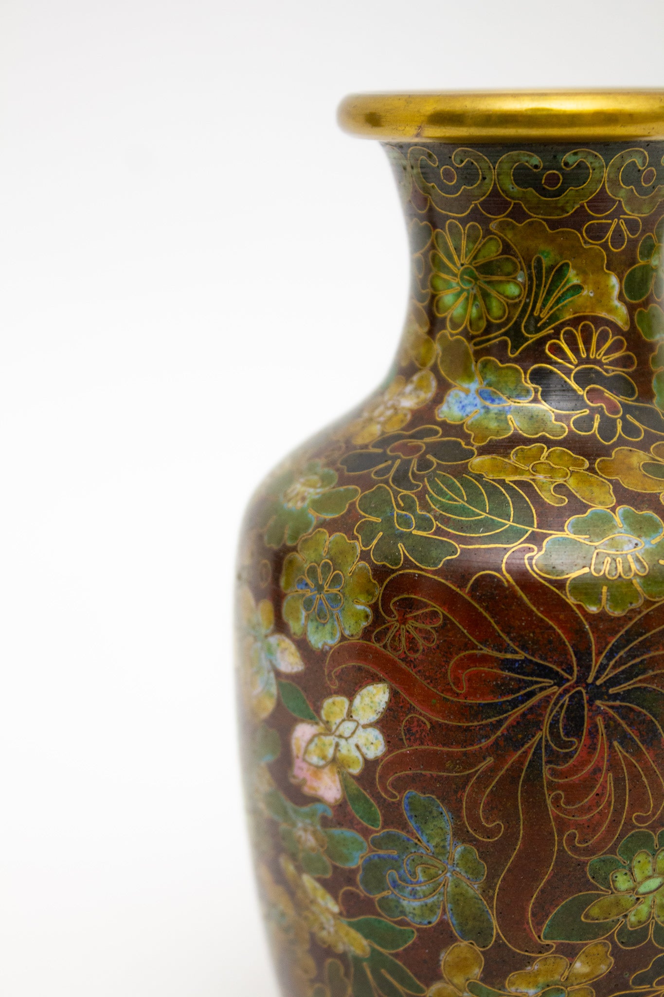 70’s gebloemde cloissoné vaas op houten standaard