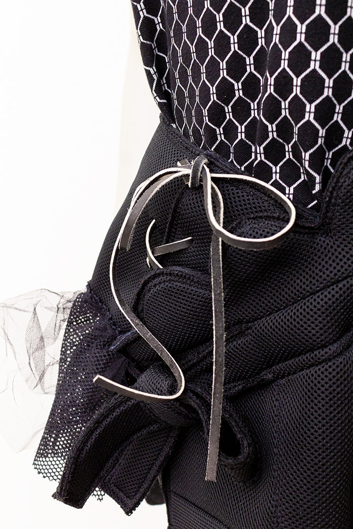 Comme des Garçons AD2004 asymmetrische geperforeerde scuba rok met tule