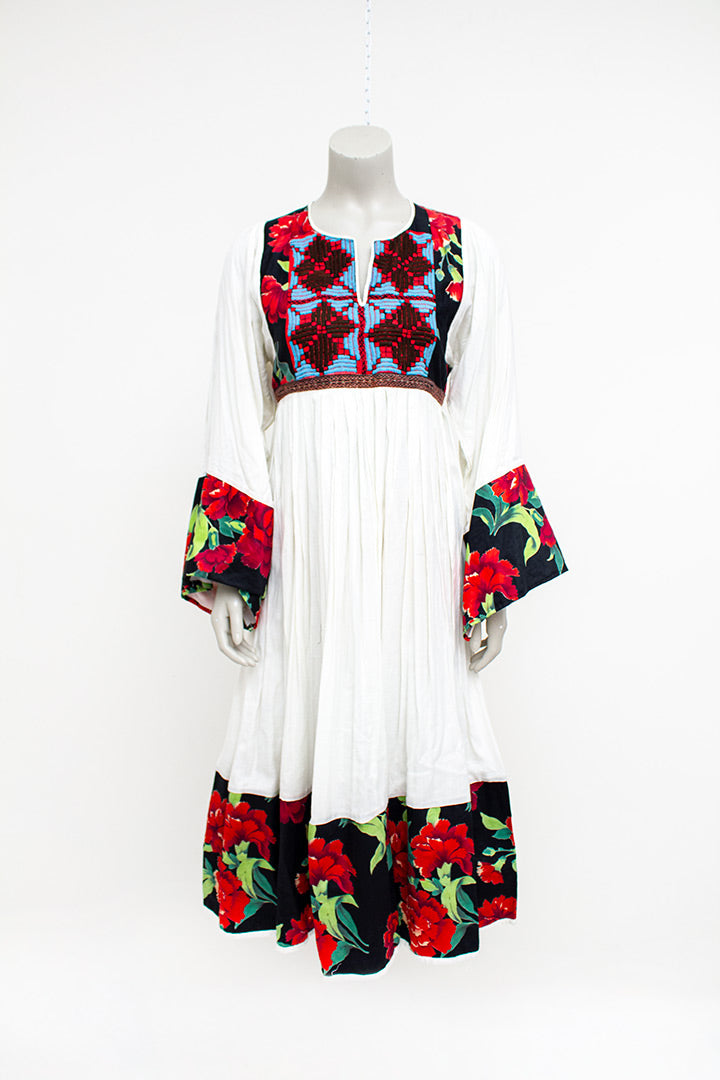 Crèmekleurige boho jurk met gekleurde bloemen en geborduurd voorpand