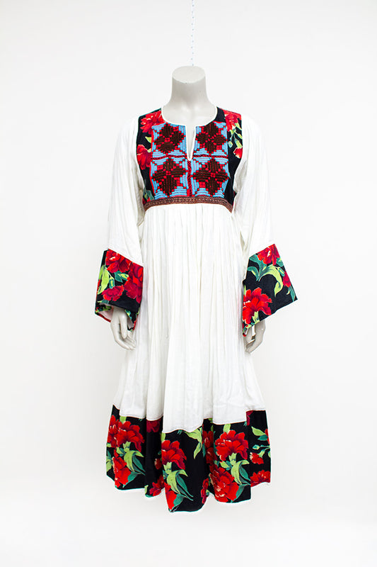 Crèmekleurige boho jurk met gekleurde bloemen en geborduurd voorpand