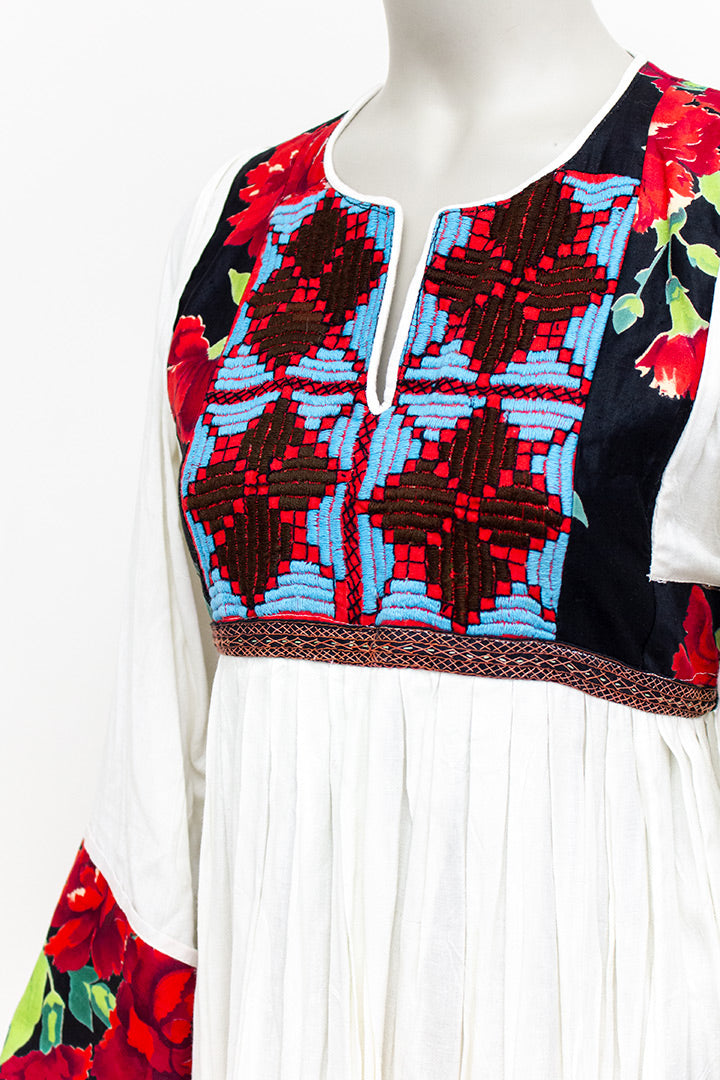 Crèmekleurige boho jurk met gekleurde bloemen en geborduurd voorpand