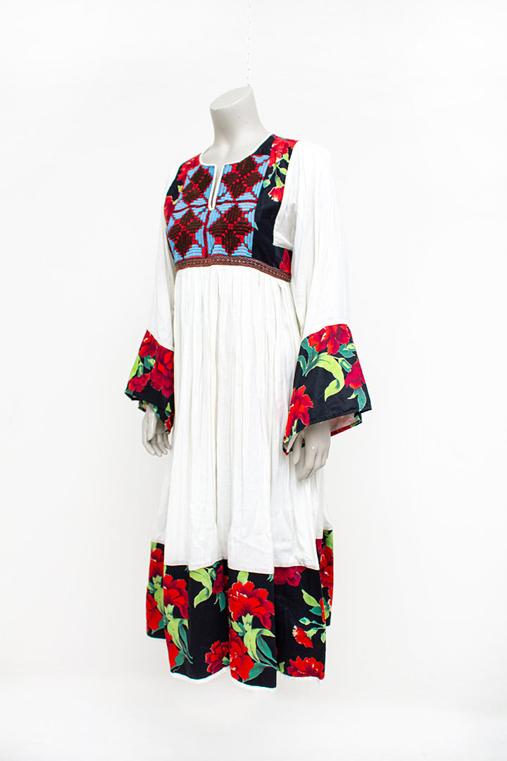 Crèmekleurige boho jurk met gekleurde bloemen en geborduurd voorpand