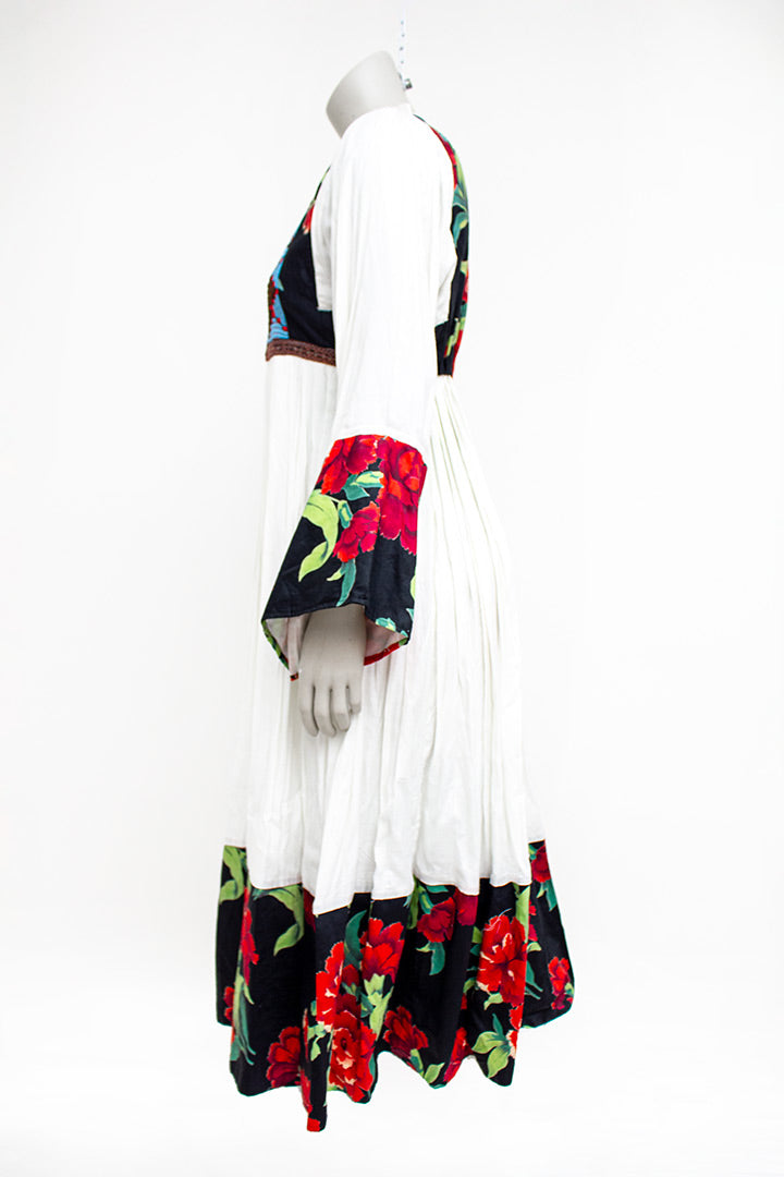 Crèmekleurige boho jurk met gekleurde bloemen en geborduurd voorpand