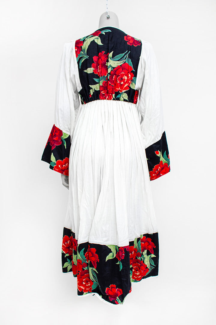 Crèmekleurige boho jurk met gekleurde bloemen en geborduurd voorpand