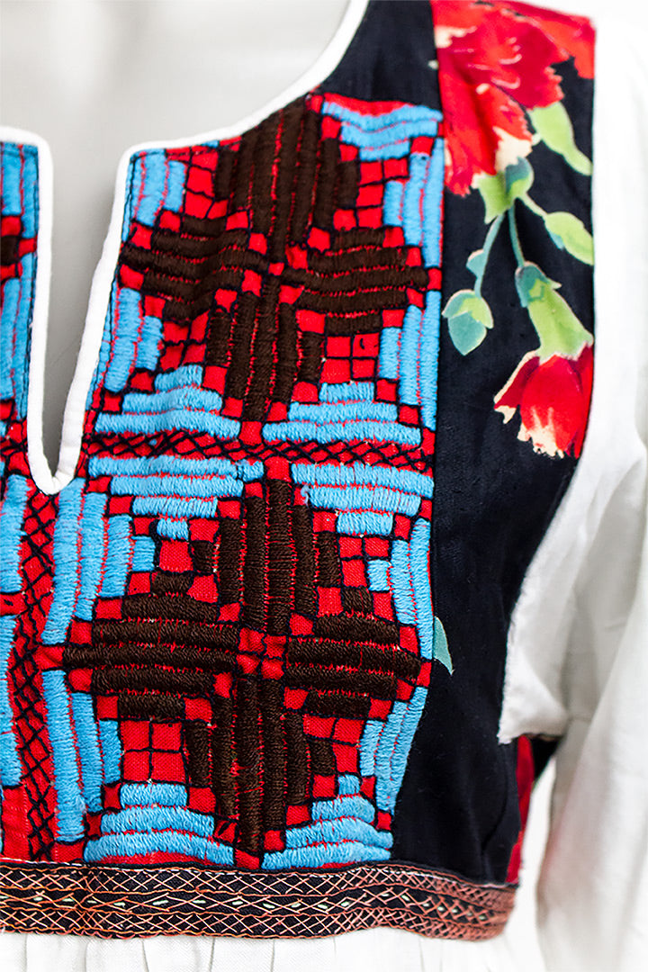Crèmekleurige boho jurk met gekleurde bloemen en geborduurd voorpand