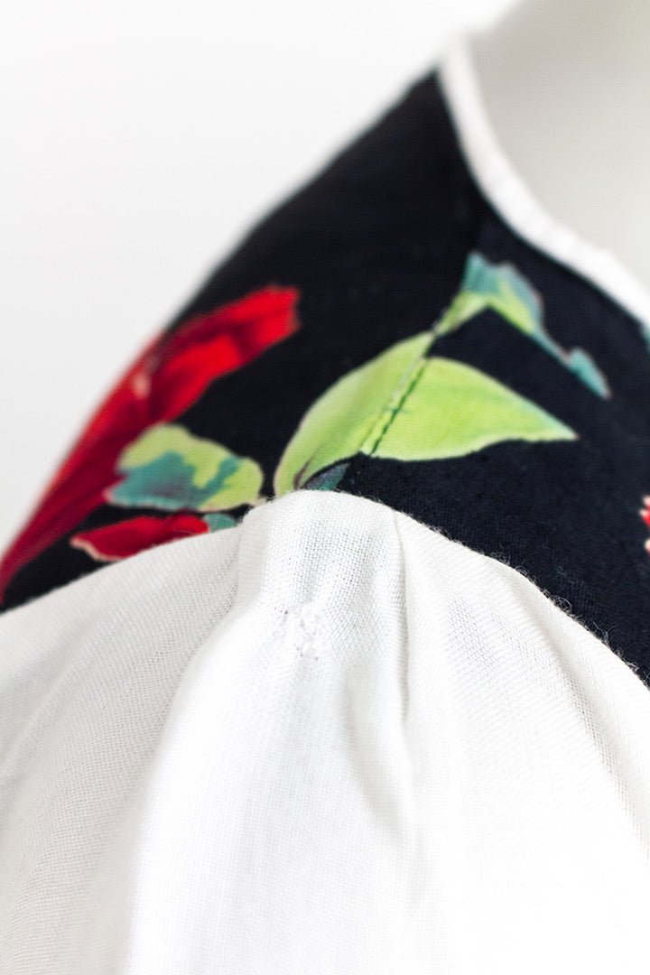 Crèmekleurige boho jurk met gekleurde bloemen en geborduurd voorpand