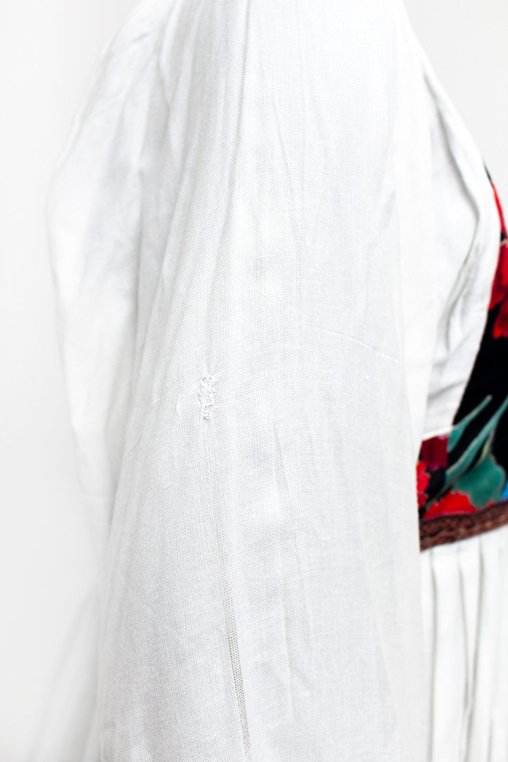Crèmekleurige boho jurk met gekleurde bloemen en geborduurd voorpand
