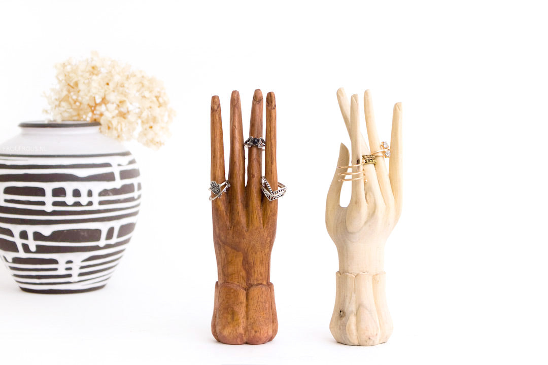 Decoratieve houten handen uit Bali