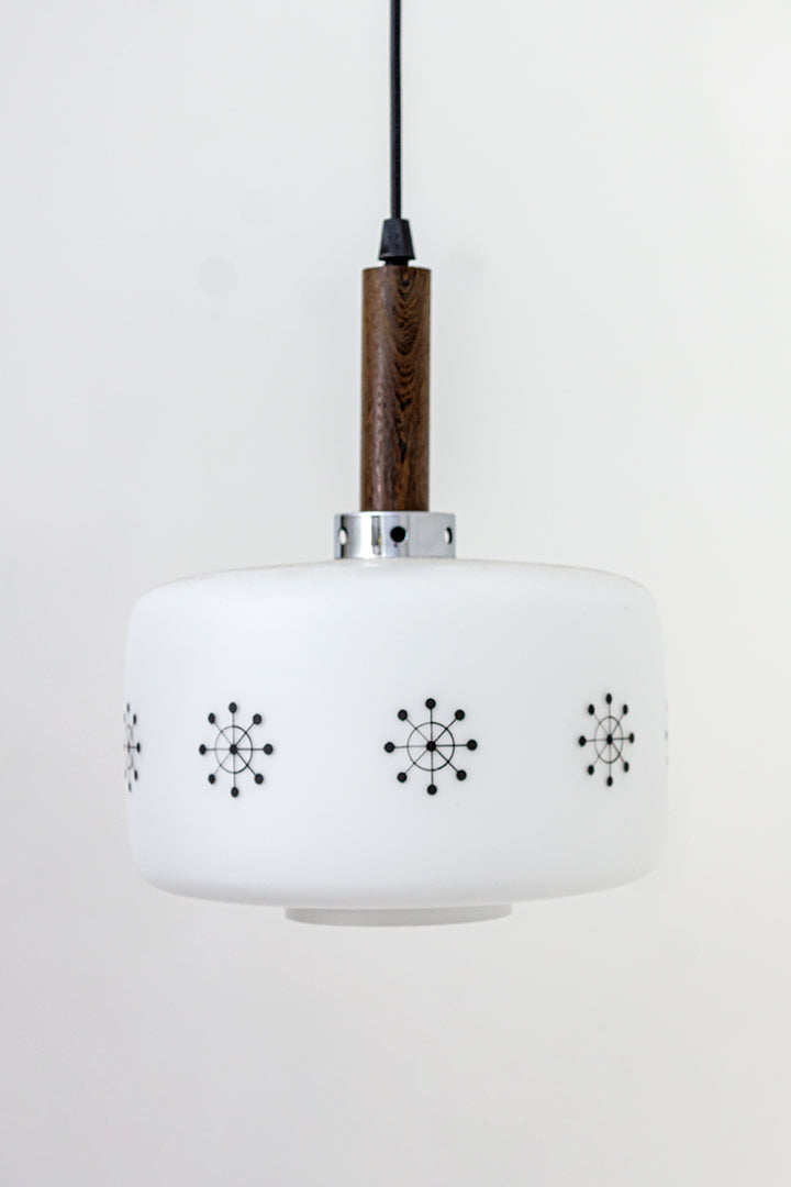 Deense hanglamp met houten cilinder en kap van melkglas met sneeuwsterren