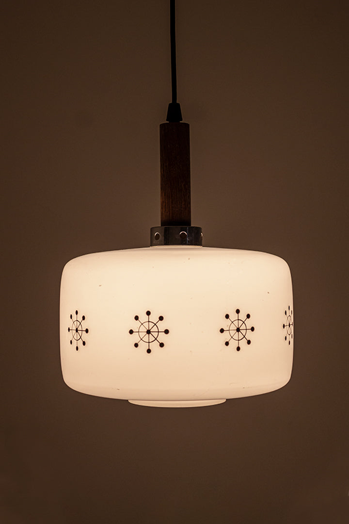 Deense hanglamp met houten cilinder en kap van melkglas met sneeuwsterren