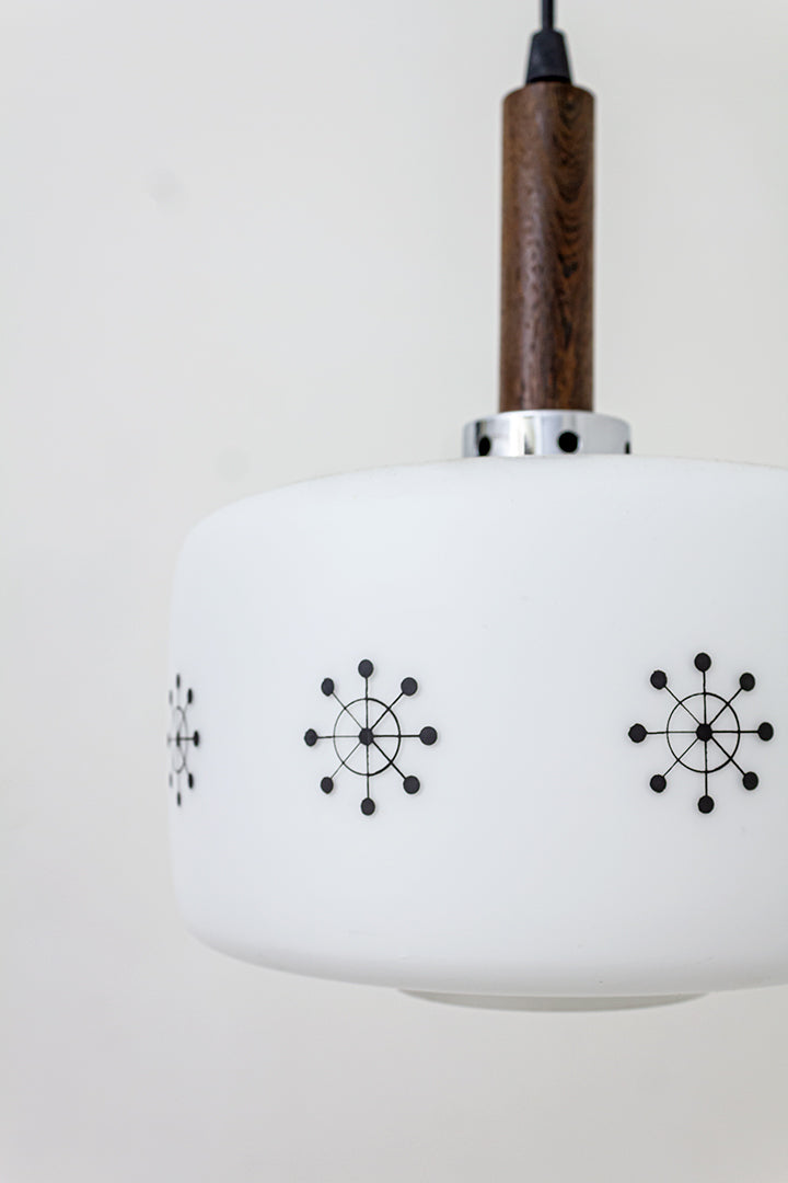 Deense hanglamp met houten cilinder en kap van melkglas met sneeuwsterren