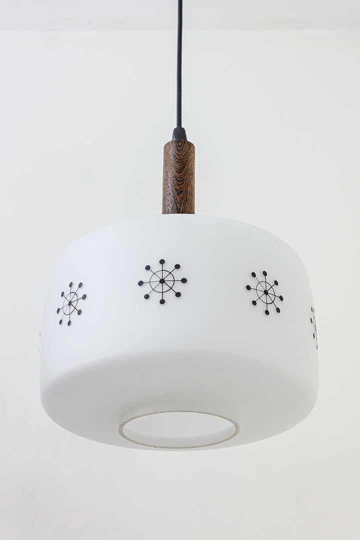 Deense hanglamp met houten cilinder en kap van melkglas met sneeuwsterren