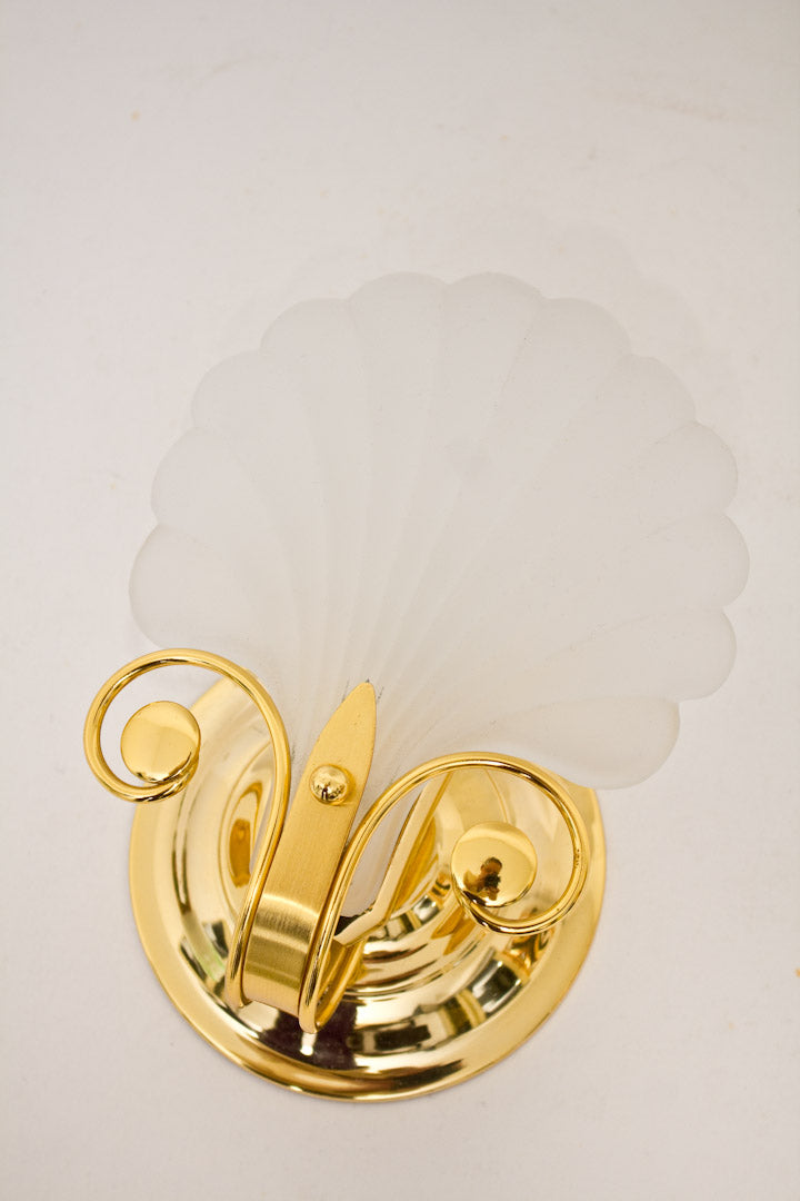 Deknudt 70s/80s wandlamp met melkglas schelp en sierlijk messing