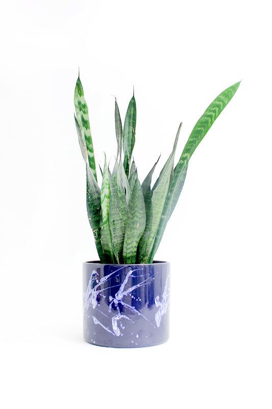 Donkerblauwe vintage bloempot met pollock spetters Marei Keramik Germany
