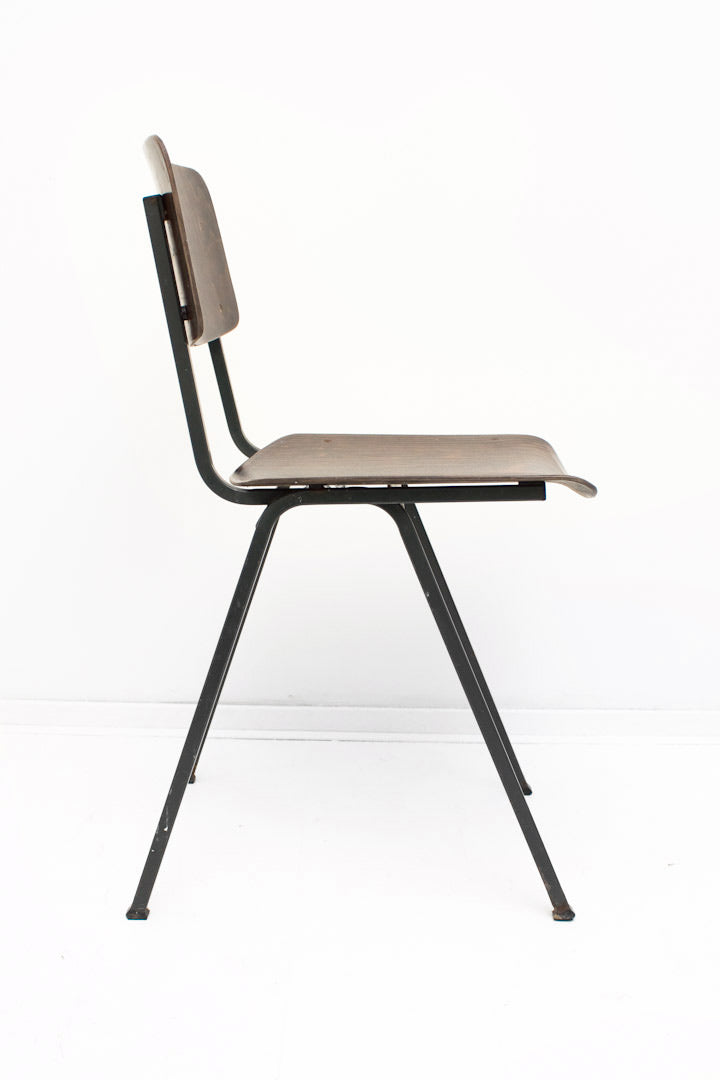 Donkerbruine schoolstoelen Marko Holland vintage