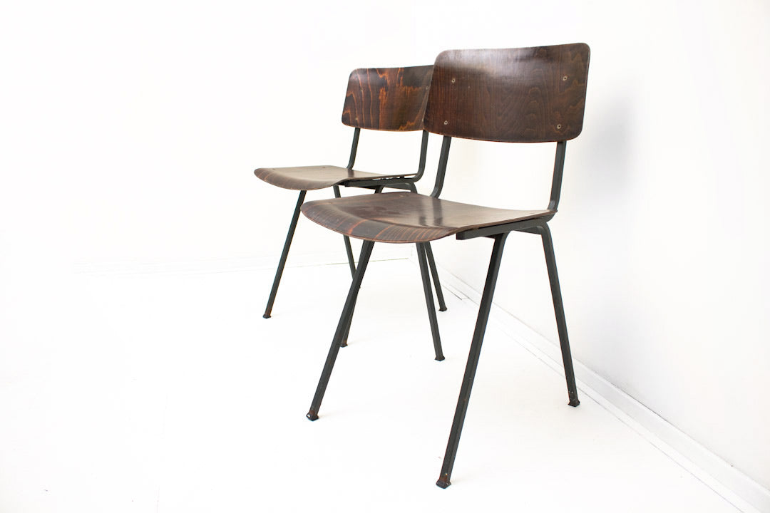 Donkerbruine schoolstoelen Marko Holland vintage