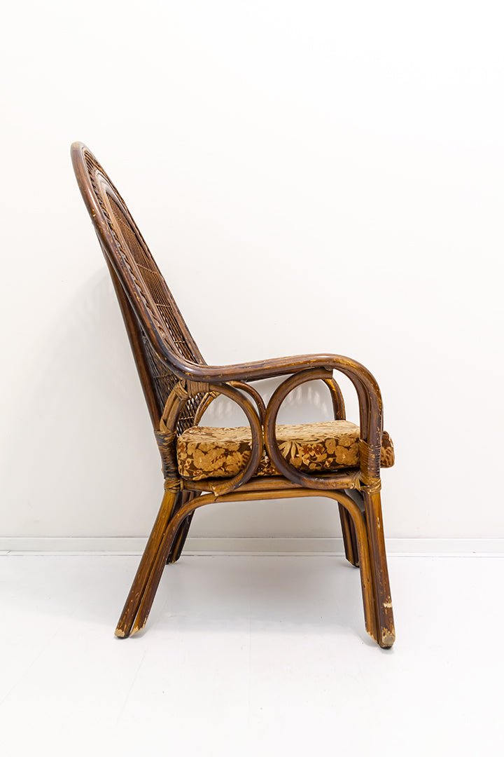 Donkere rotan stoel met seventies kussen