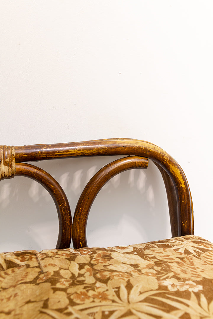 Donkere rotan stoel met seventies kussen