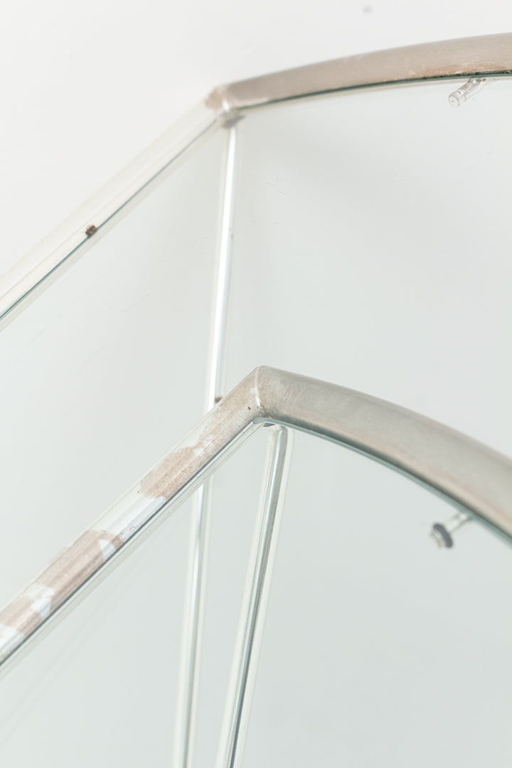 Draaibare glazen bijzettafel OMA-design met gietijzeren voet