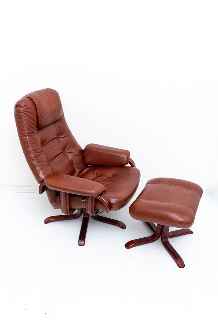 Draaifauteuil van bruin imitatieleer met verstelbare zitting en bijpassende voetenbankje