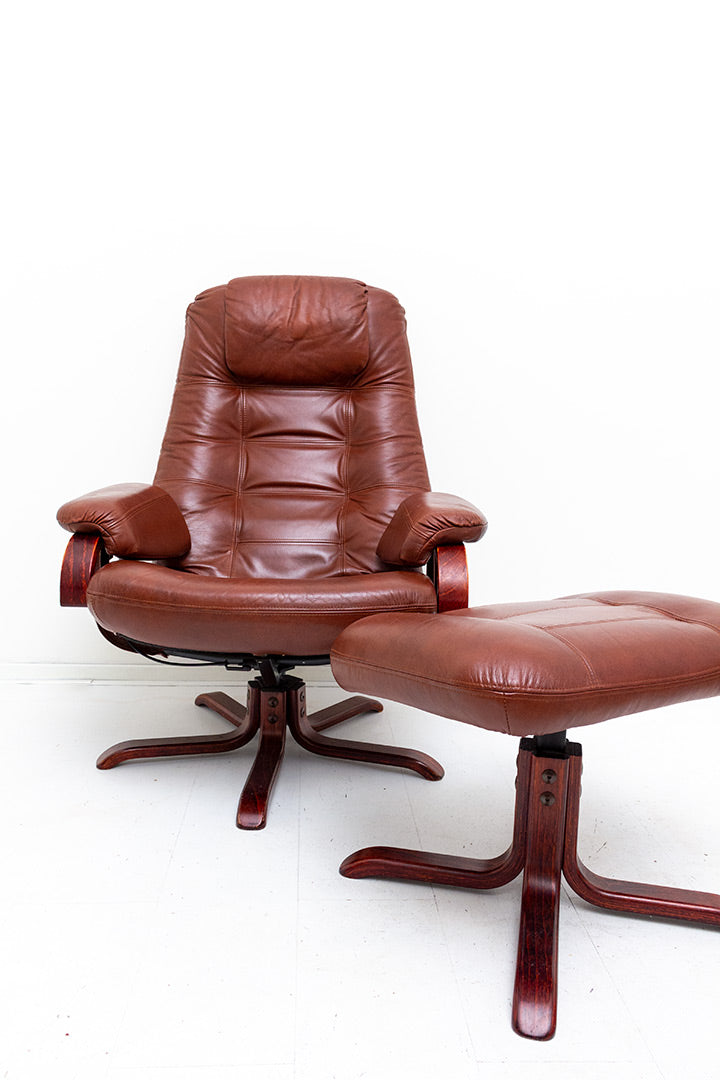 Draaifauteuil van bruin imitatieleer met verstelbare zitting en bijpassende voetenbankje