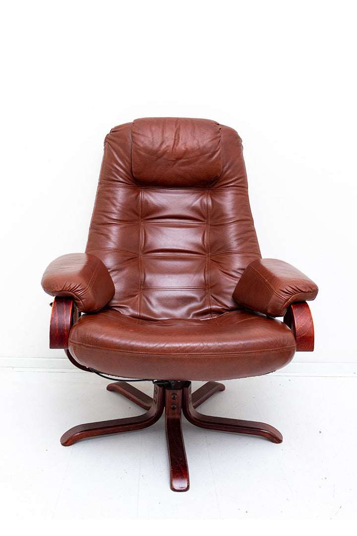 Draaifauteuil van bruin imitatieleer met verstelbare zitting en bijpassende voetenbankje