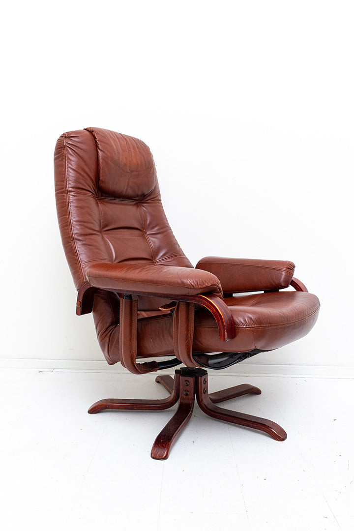 Draaifauteuil van bruin imitatieleer met verstelbare zitting en bijpassende voetenbankje