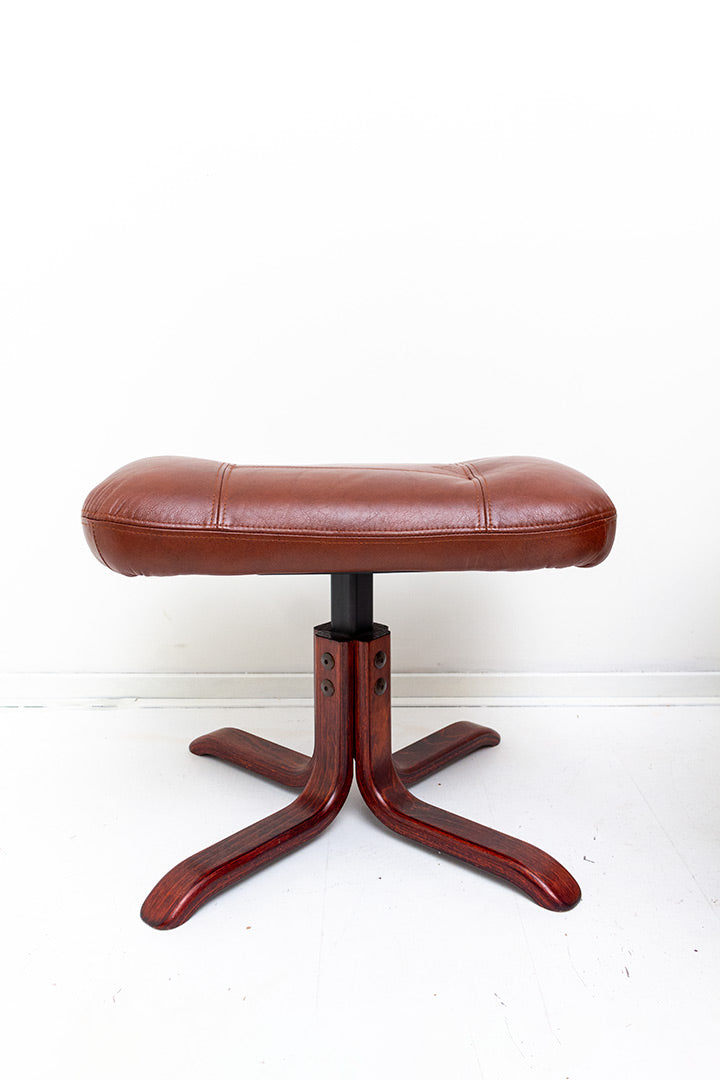Draaifauteuil van bruin imitatieleer met verstelbare zitting en bijpassende voetenbankje