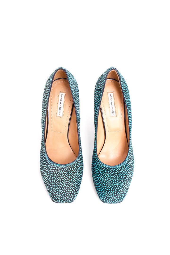 Dries van Noten ‘pony hair’ pumps met gevlekt patroon in turquoise en zwart