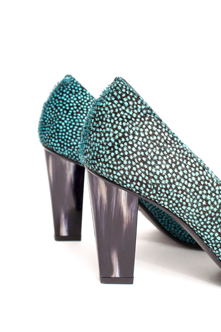 Dries van Noten ‘pony hair’ pumps met gevlekt patroon in turquoise en zwart