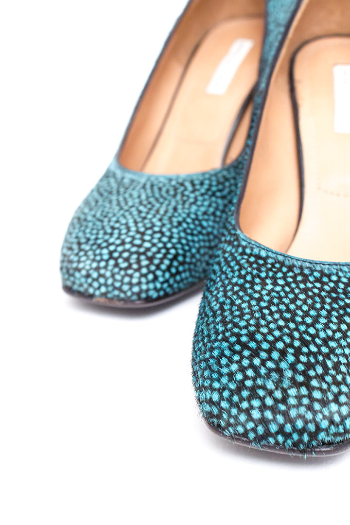 Dries van Noten ‘pony hair’ pumps met gevlekt patroon in turquoise en zwart