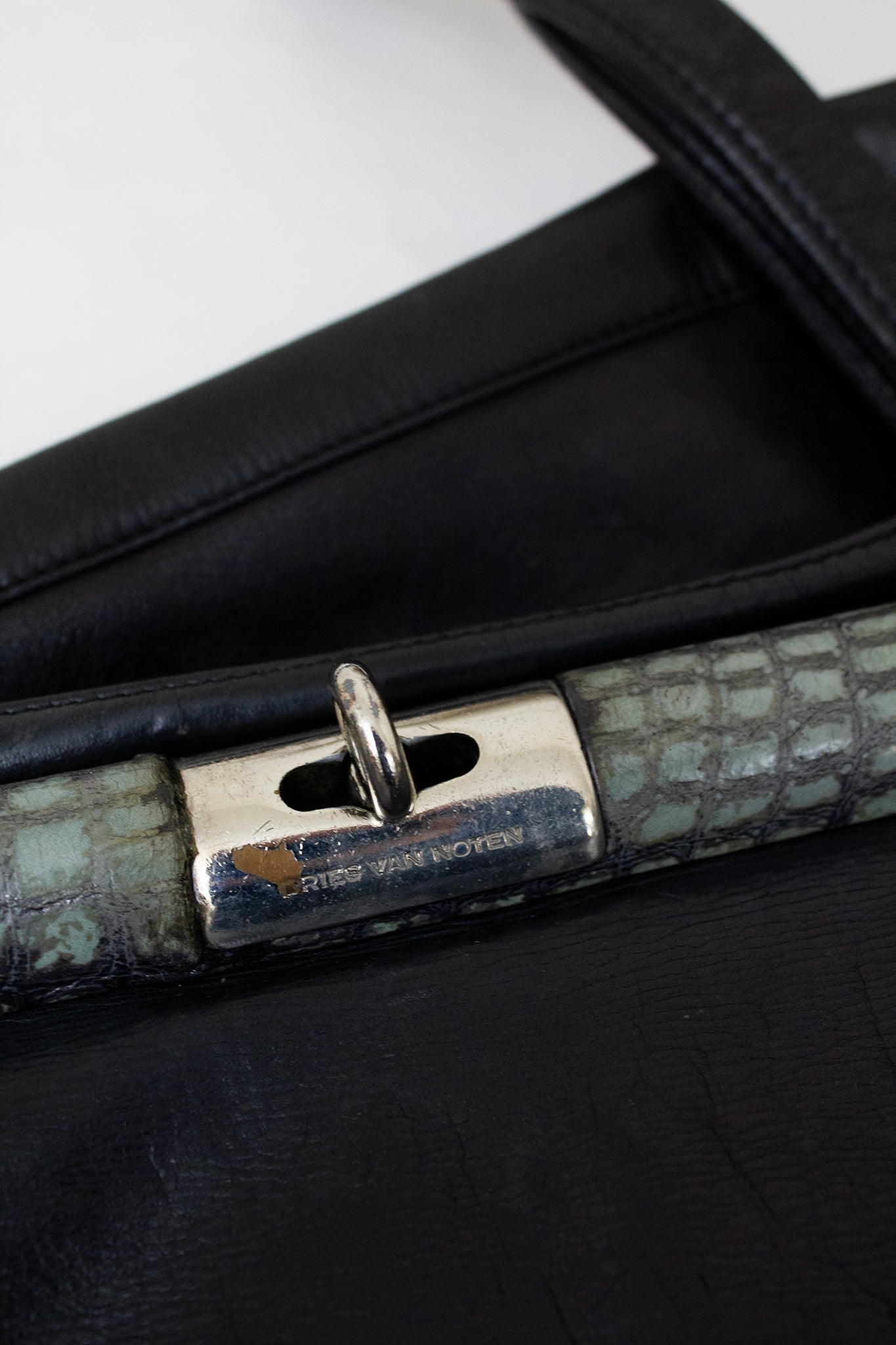 Oversized leren Dries van Noten tas met kroko detail