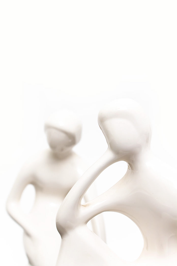 Elegante witte porseleinen boekensteunen man en vrouw – set van 2