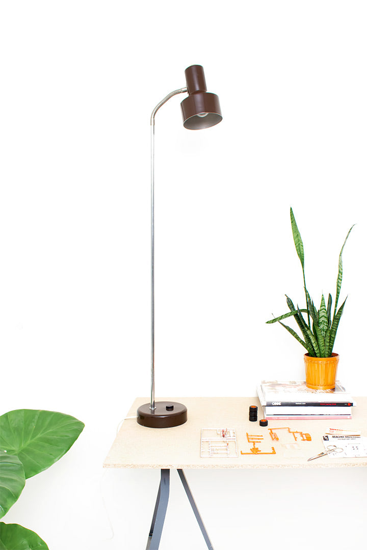 Elidus vintage vloerlamp met bruine metalen kap en verchroomde staander
