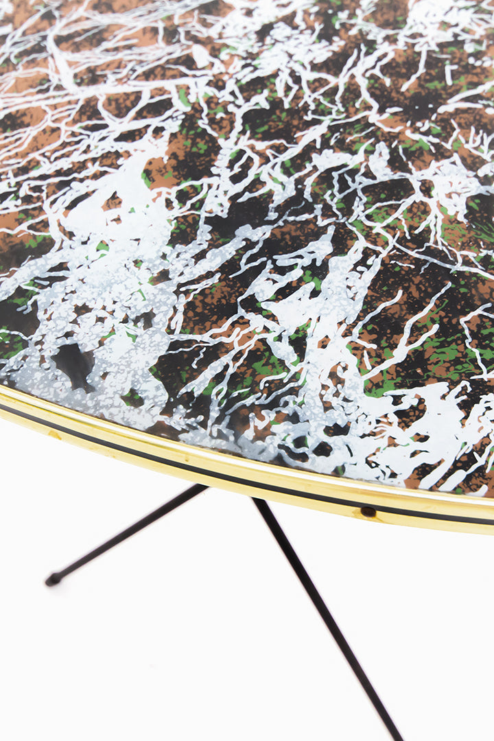 Fifties formica bijzettafel met bruine marmerprint en metalen driepoot