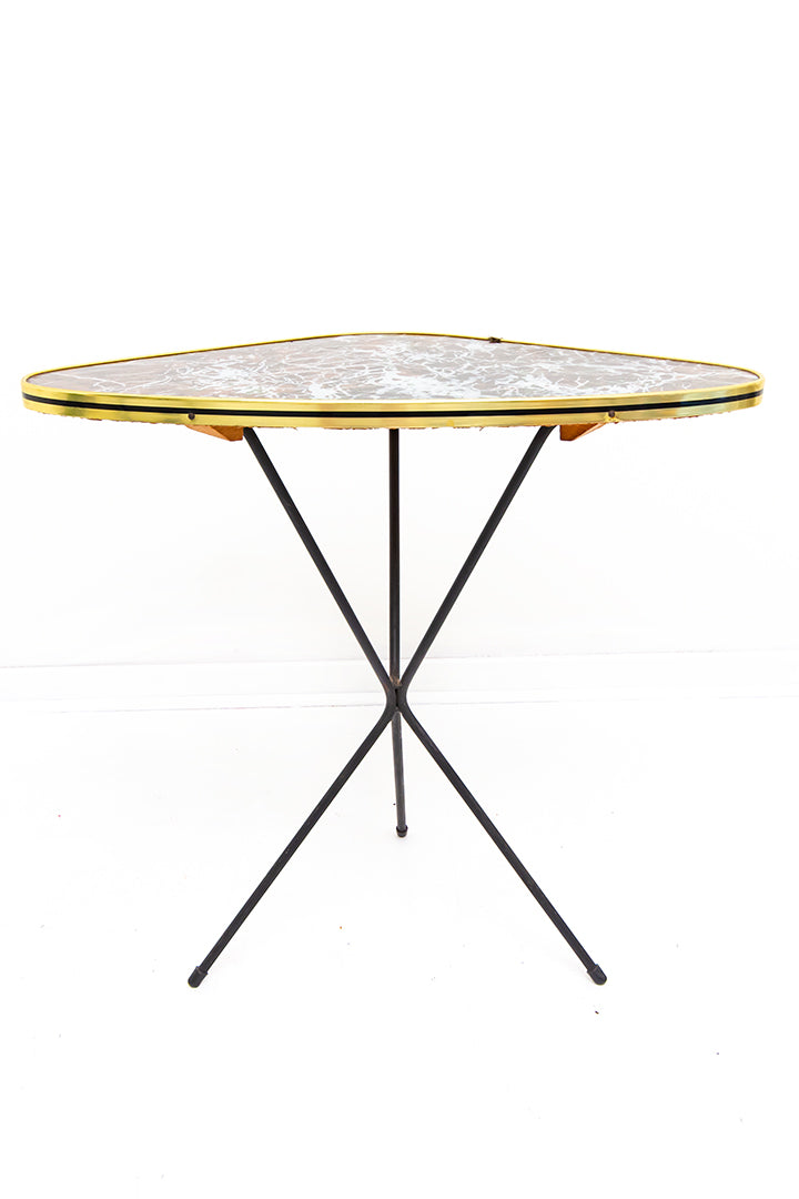 Fifties formica bijzettafel met bruine marmerprint en metalen driepoot
