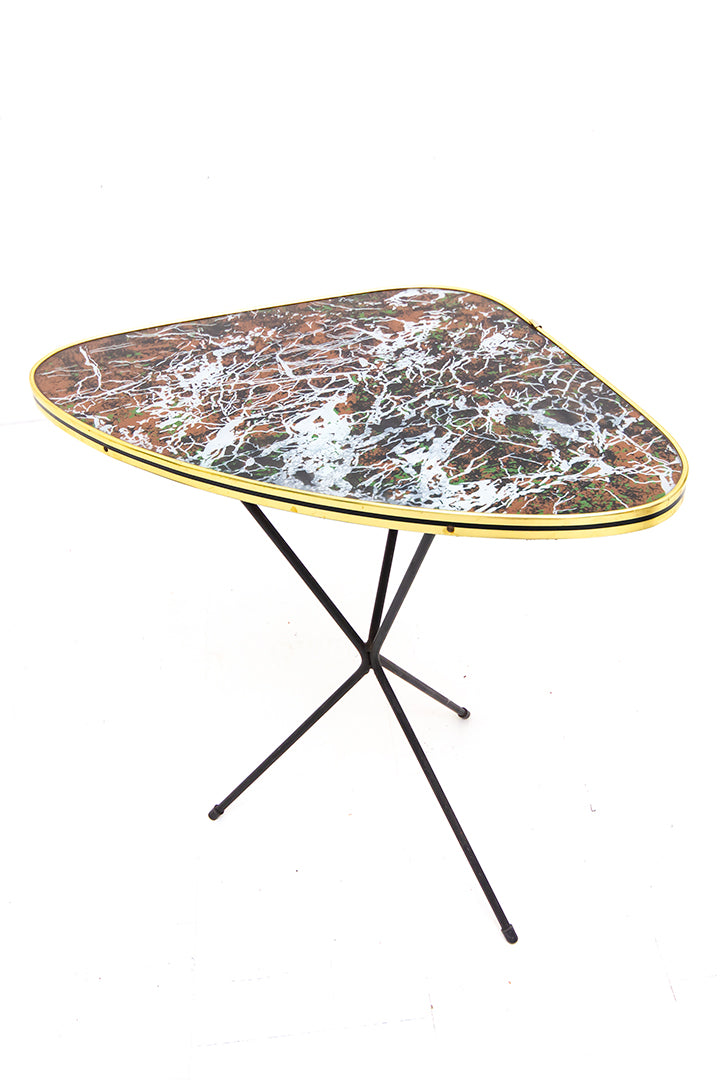 Fifties formica bijzettafel met bruine marmerprint en metalen driepoot