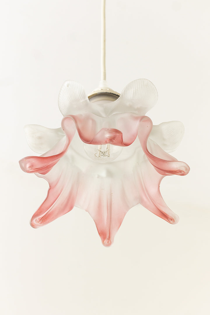 Franse glazen hanglamp bloem met roze ombre effect