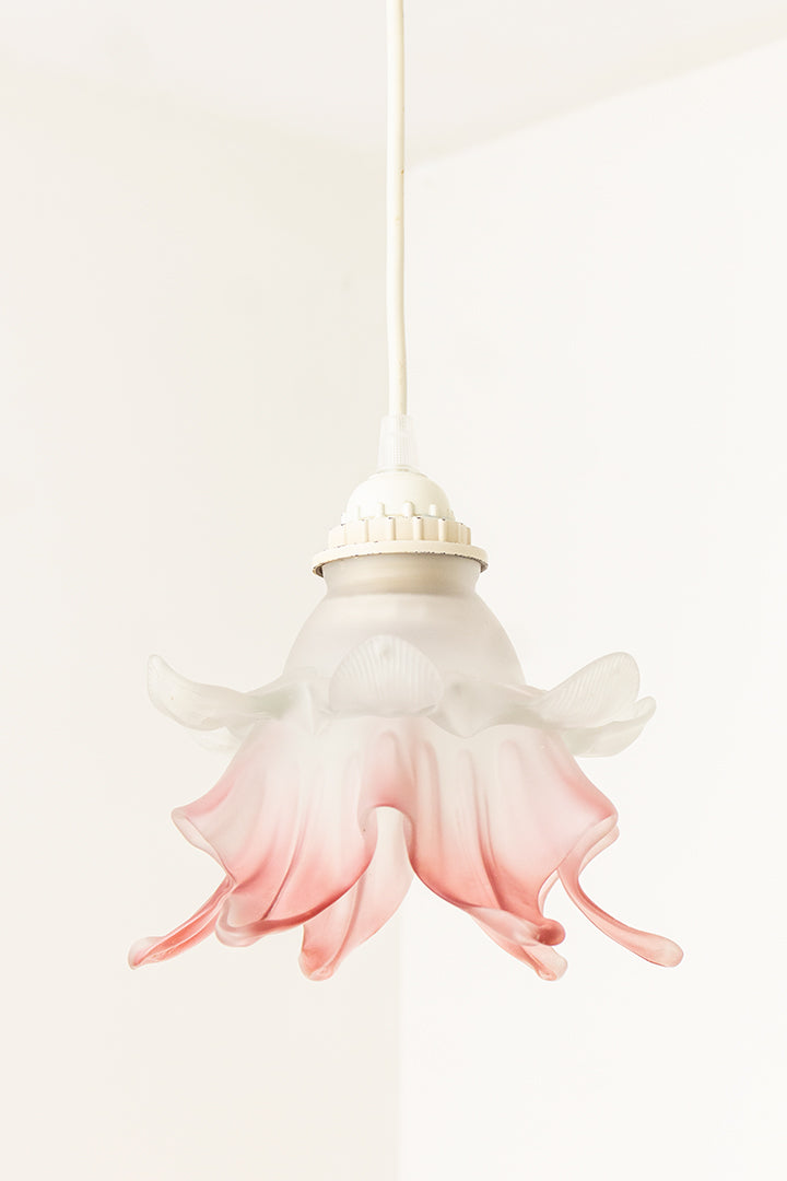 Franse glazen hanglamp bloem met roze ombre effect