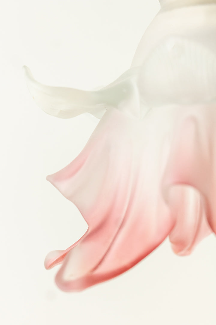 Franse glazen hanglamp bloem met roze ombre effect