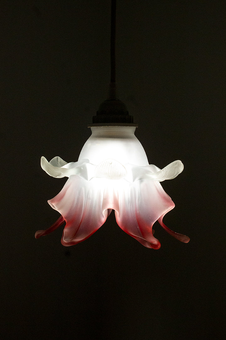 Franse glazen hanglamp bloem met roze ombre effect