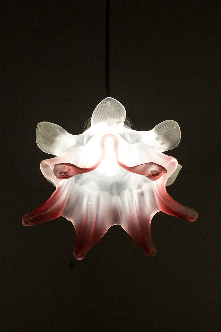 Franse glazen hanglamp bloem met roze ombre effect