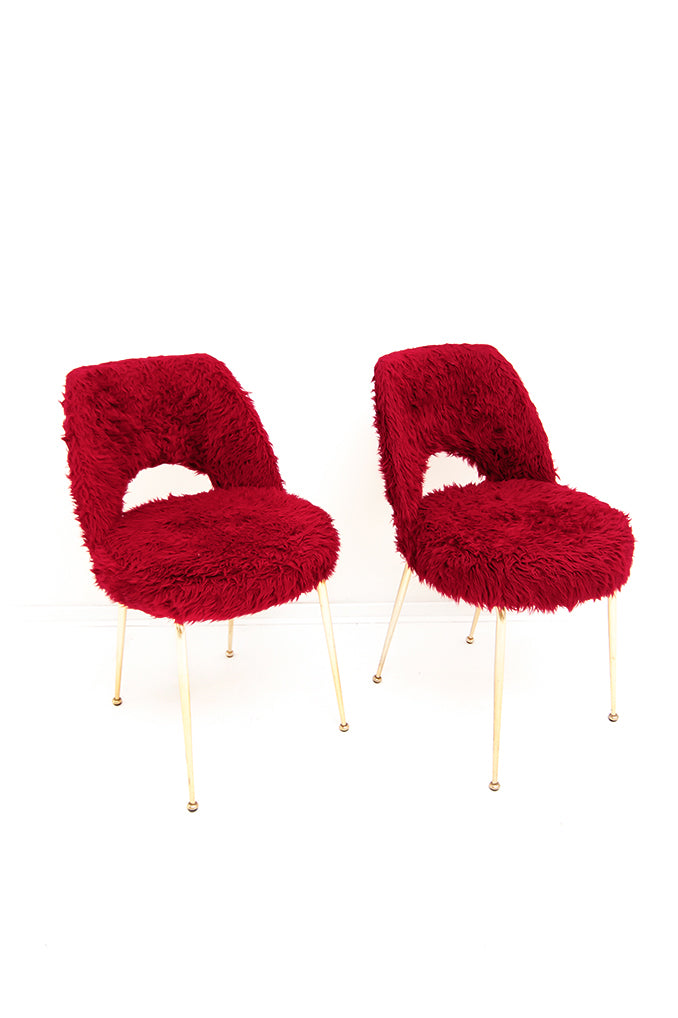 Franse vintage stoelen kersenrood furry met messing pootjes - set van 2
