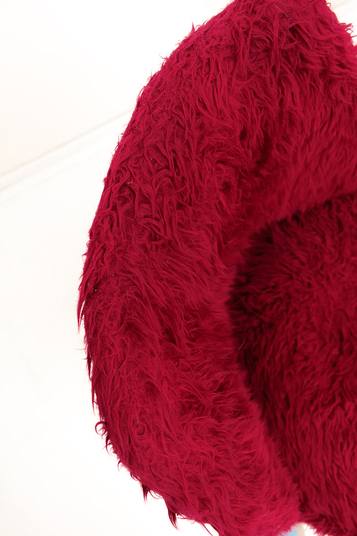 Franse vintage stoelen kersenrood furry met messing pootjes - set van 2