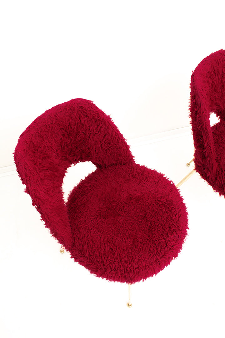 Franse vintage stoelen kersenrood furry met messing pootjes - set van 2