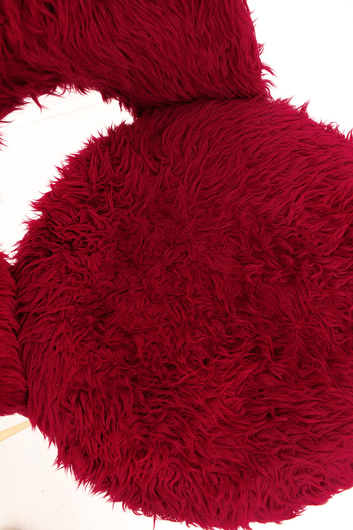 Franse vintage stoelen kersenrood furry met messing pootjes - set van 2