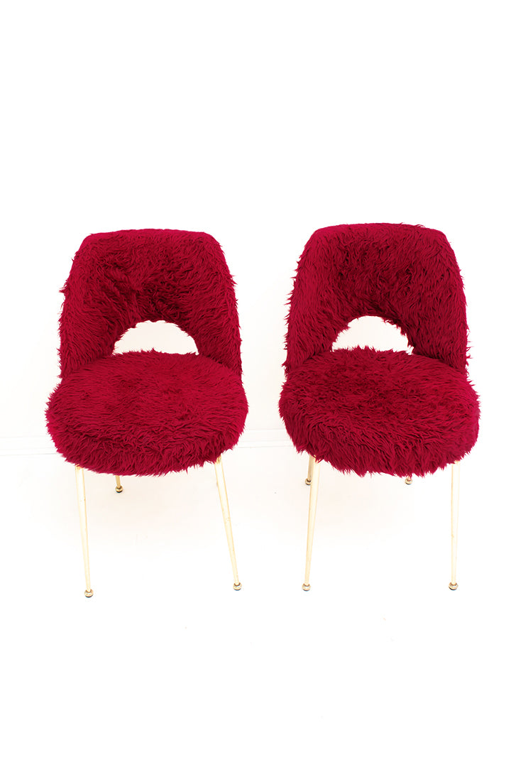 Franse vintage stoelen kersenrood furry met messing pootjes - set van 2